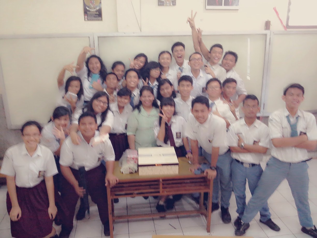 Whole class packed together for a group photo with a teacher