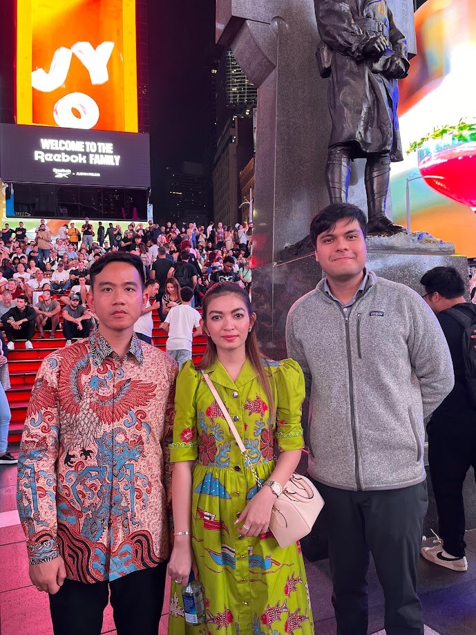Three of us in batik and kebaya in the middle of Times Square