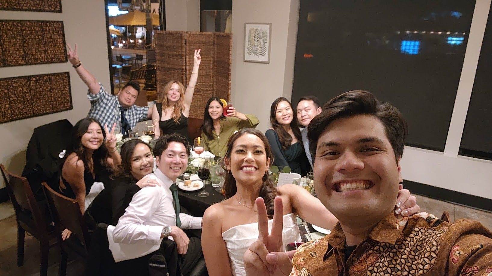 Selfie with the bride and the whole table at a wedding dinner